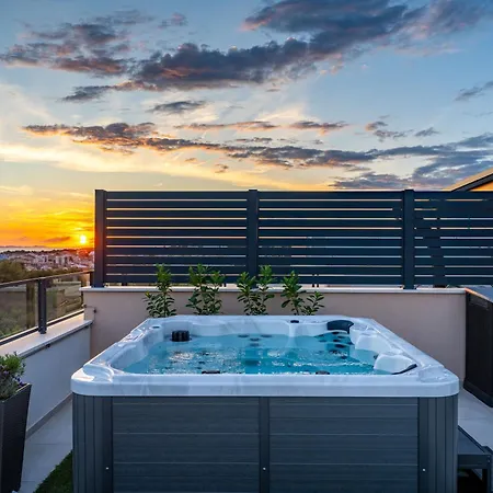Sky Lounge & - Rooftop Wellness & Gym 扎达尔